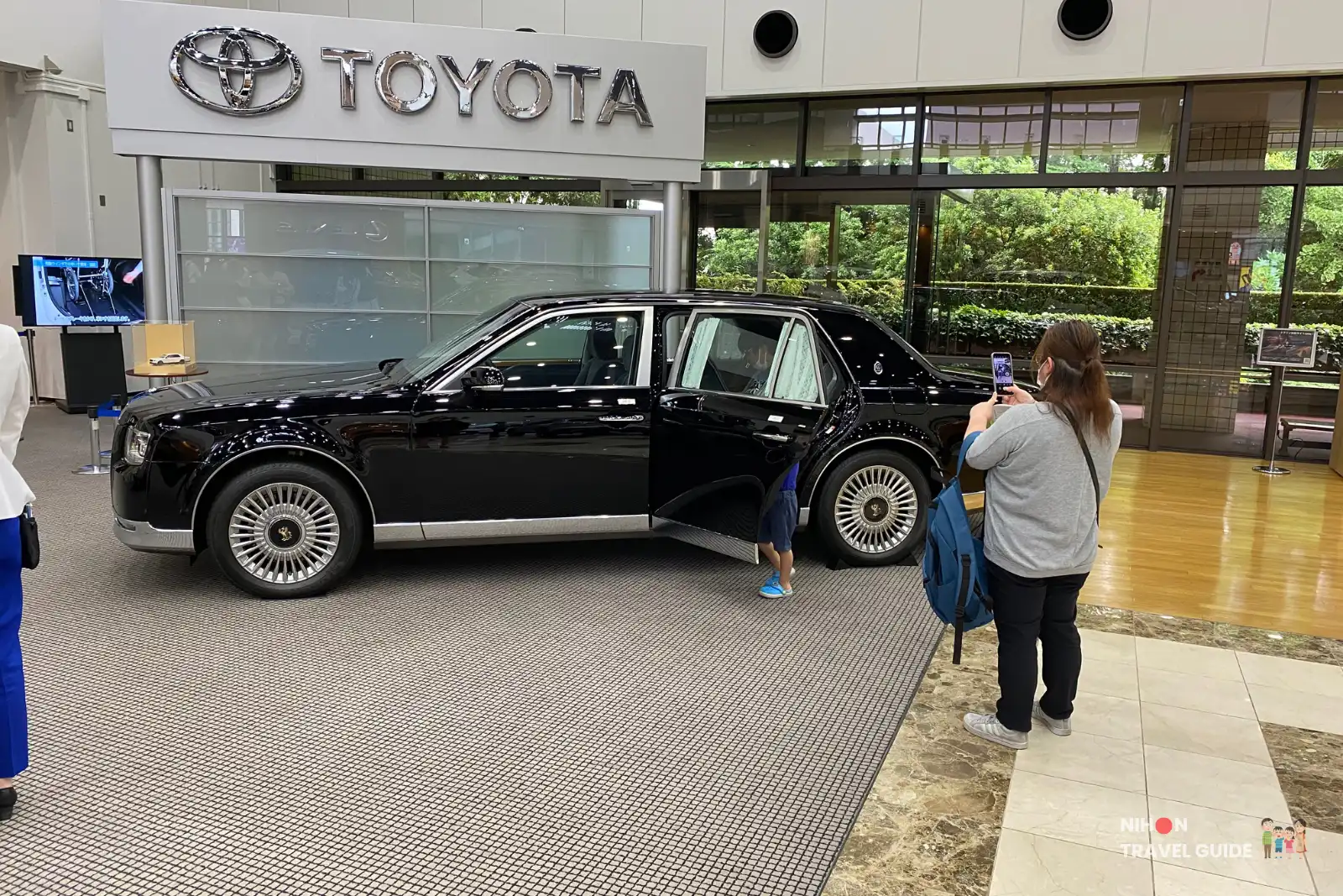 Toyota Century Side view