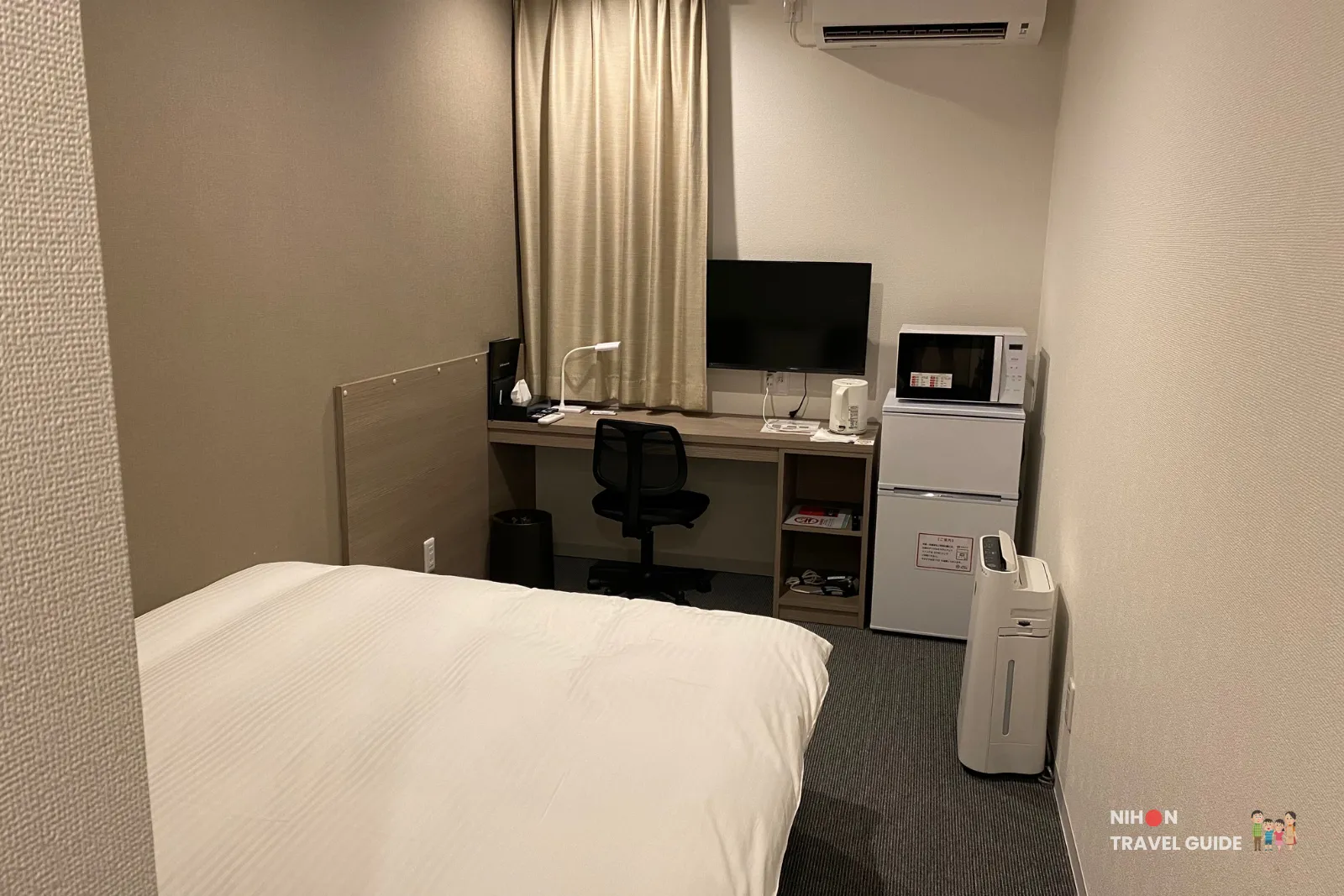 Standard room at Hotel R9 The Yard Tsukuba with double bed, long desk, TV, fridge, microwave, and air purifier.