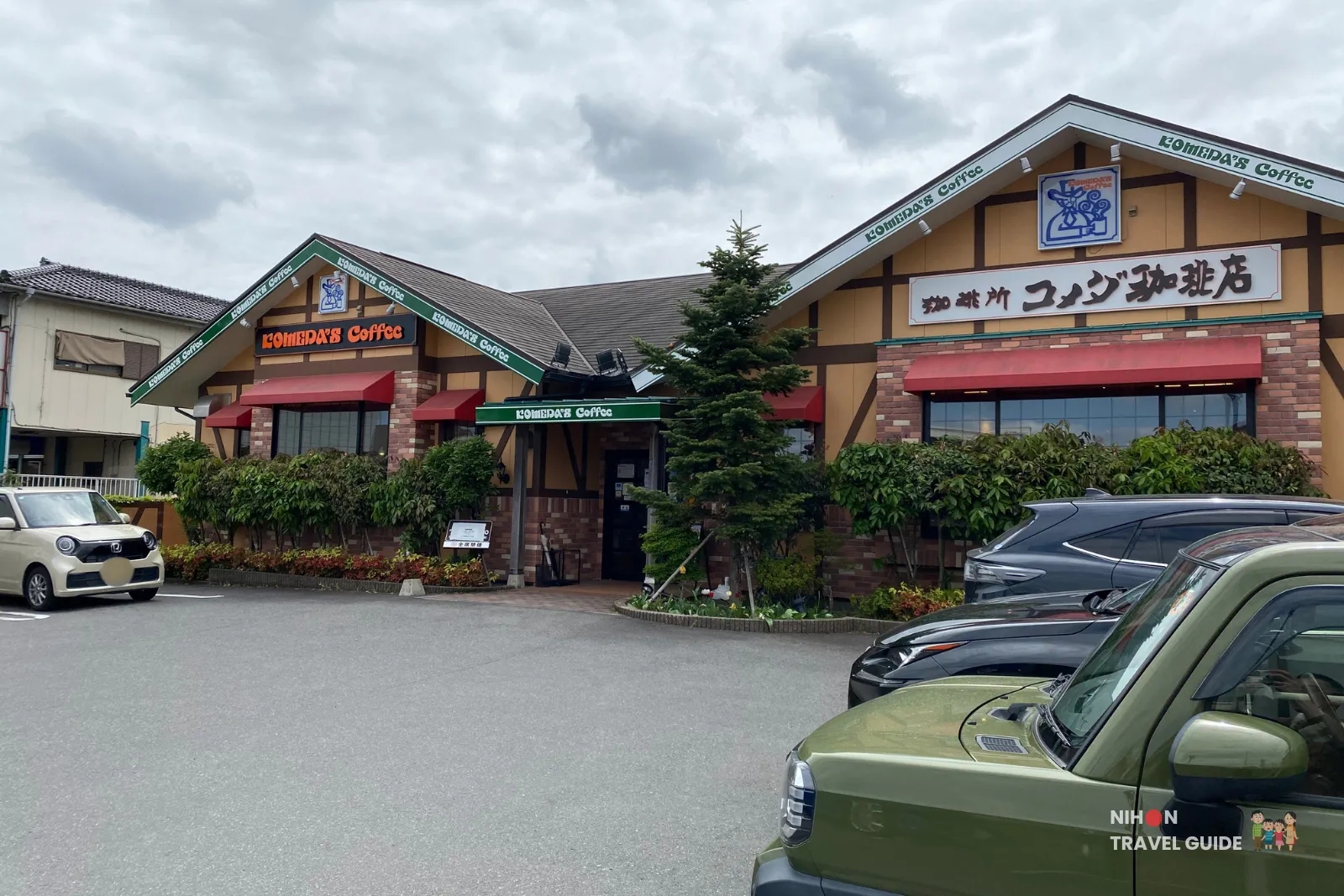 komeda-coffee-ishikawa-mito Exterior of Komeda Coffee branch in Ishikawa, Mito with its yellow timber-framed building, red awnings, and parking area.