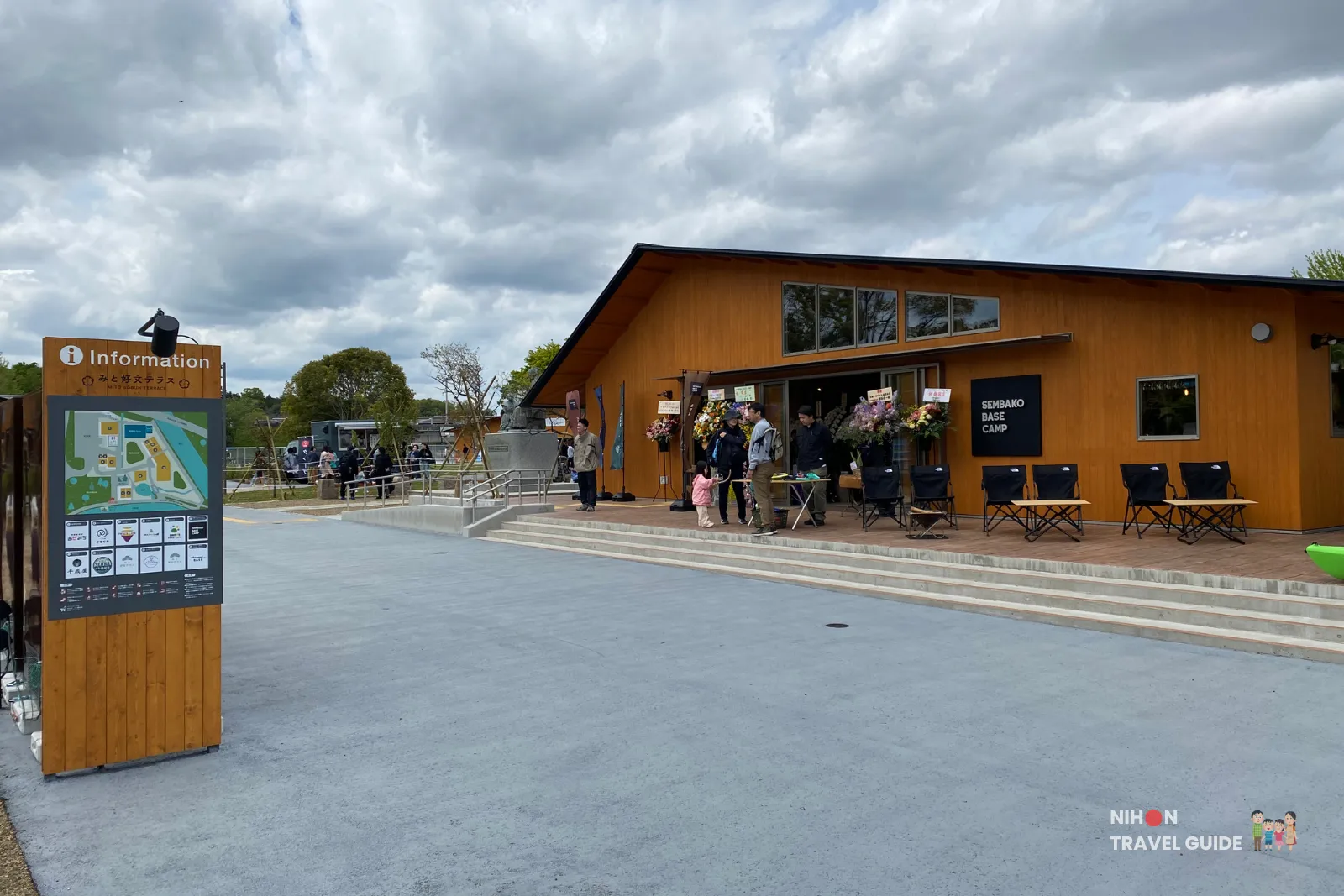 Mito Kōbun Terrace (みと好文テラス) information area and Sembako Base Camp building at Lake Senba.