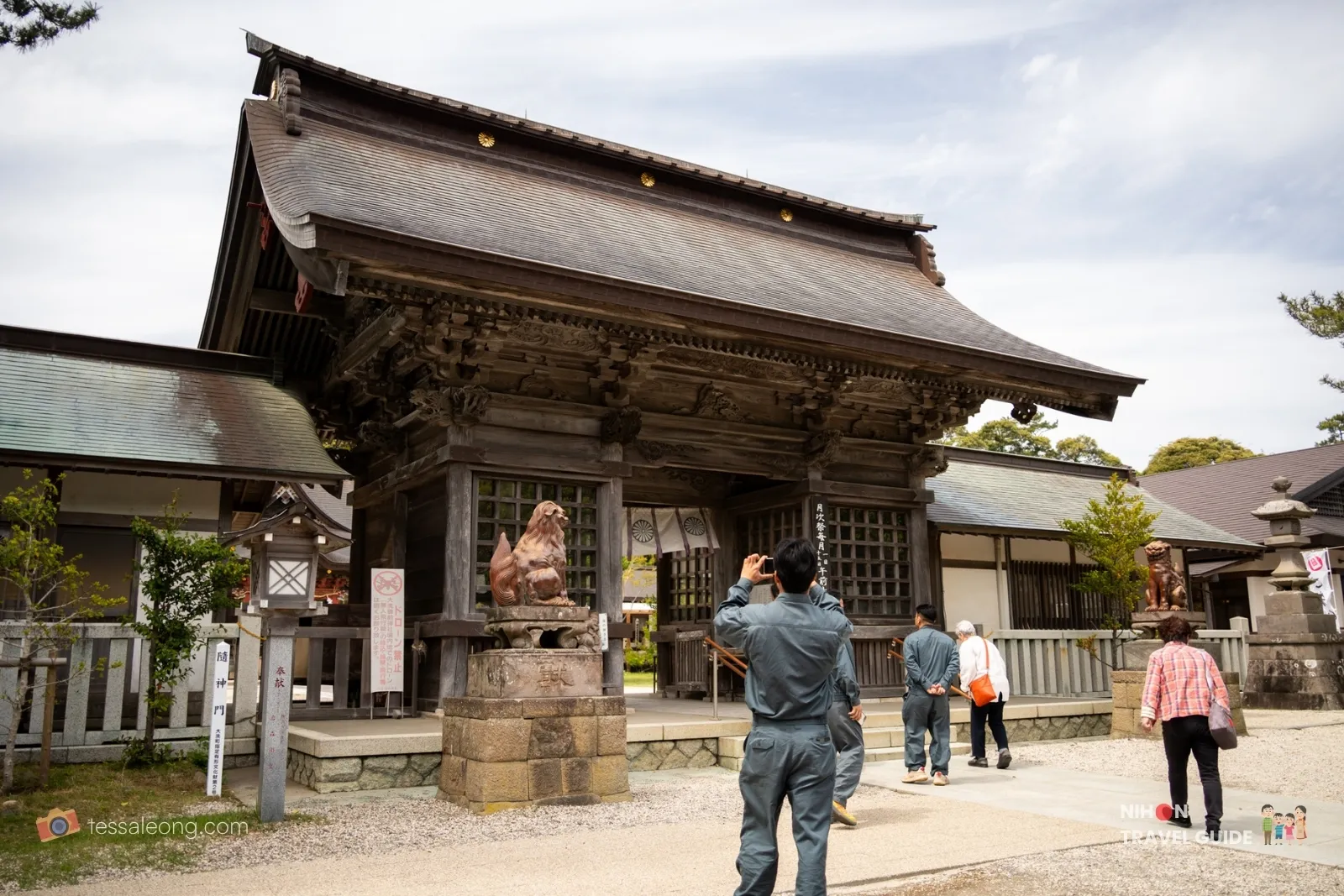 Oarai Isosaki Shrine — Zuishinmon gate with komainu