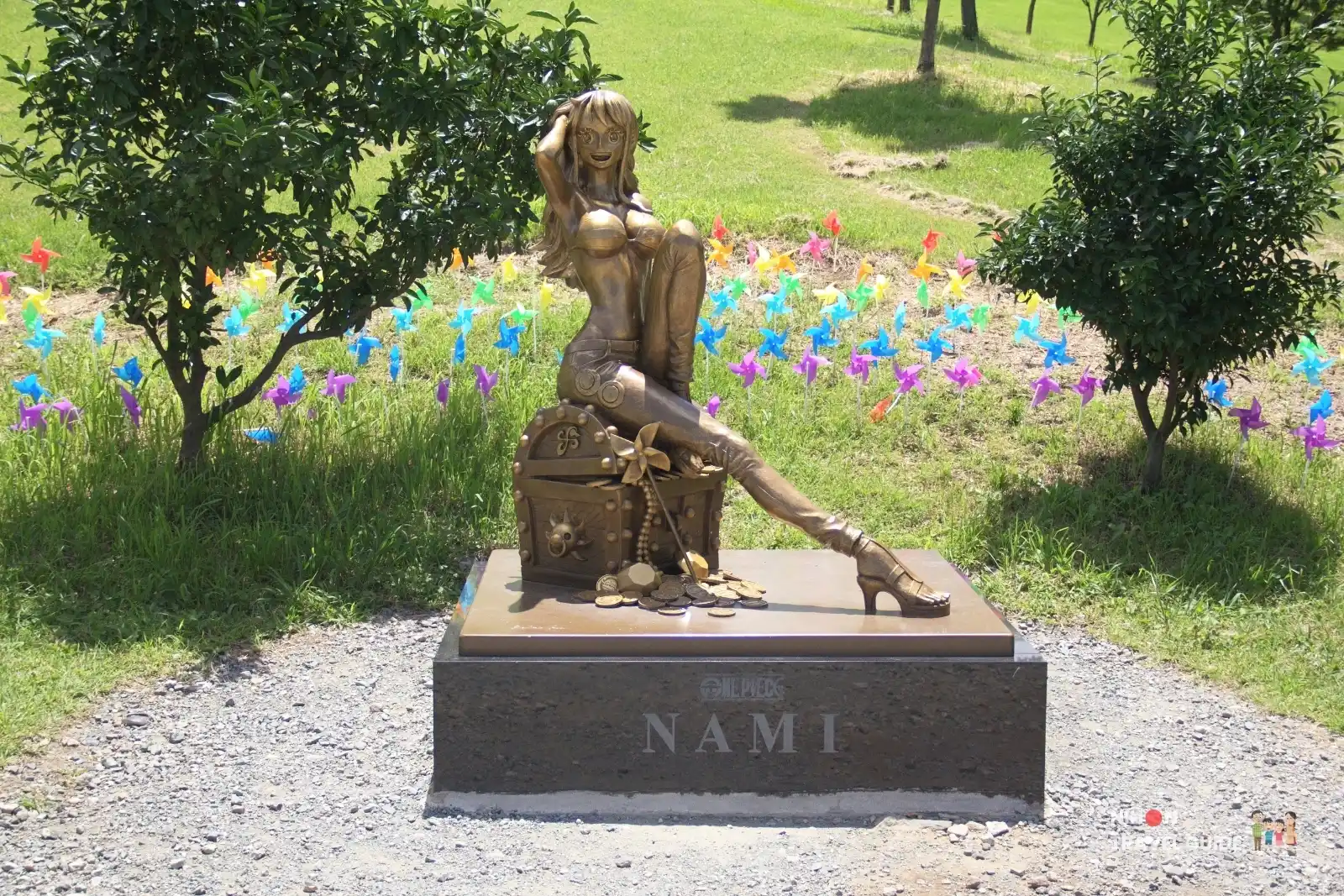 Front view of the bronze Nami statue from One Piece at Moe no Sato in the Aso region of Kumamoto.