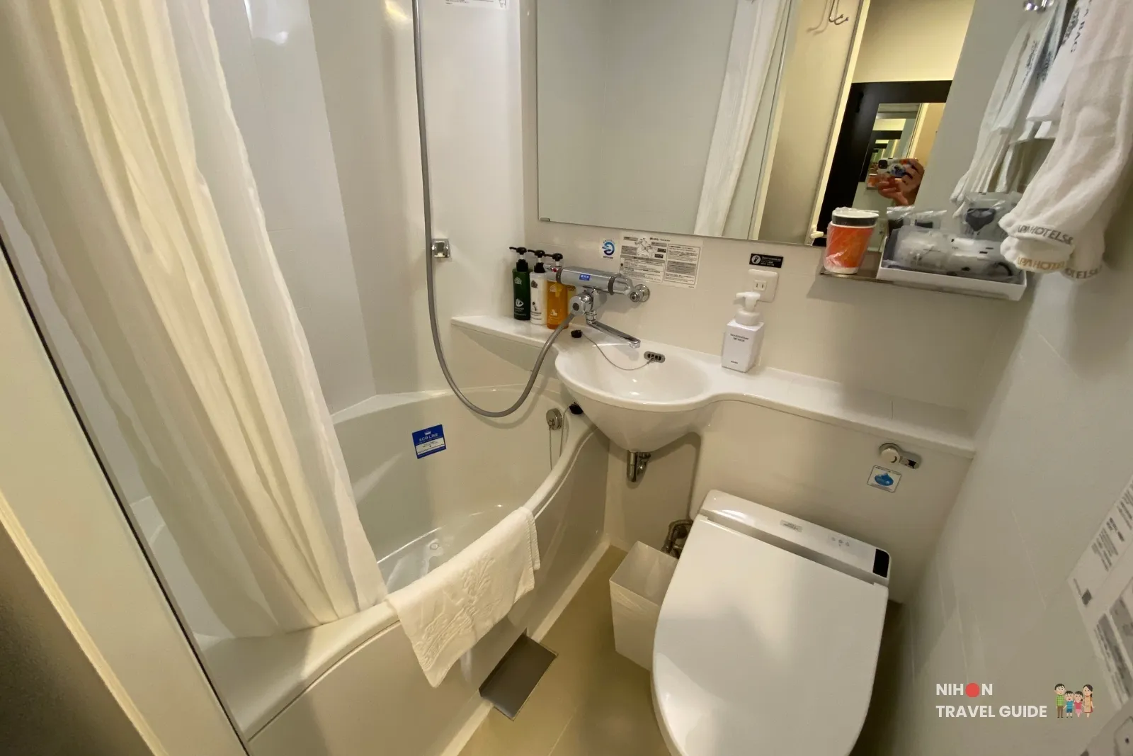 Unit bathroom in a standard room at APA Hotel Hakata Eki Chikushiguchi, with a compact tub and shower, sink, and bidet toilet.